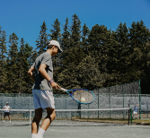 Man speelt tennis in Apeldoorn