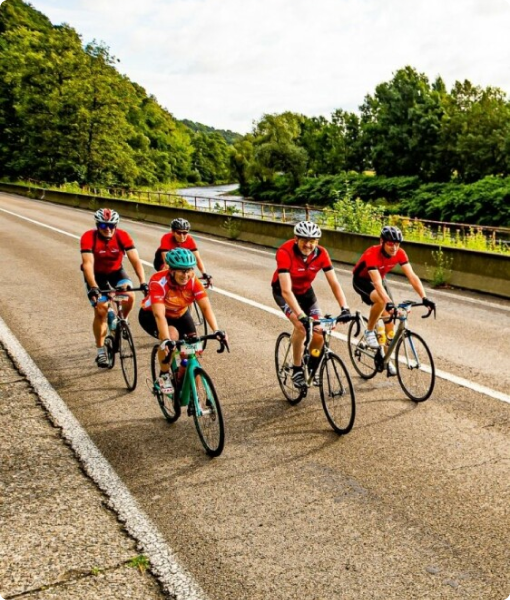 Een groep mensen op racefietsen in Apeldoorn