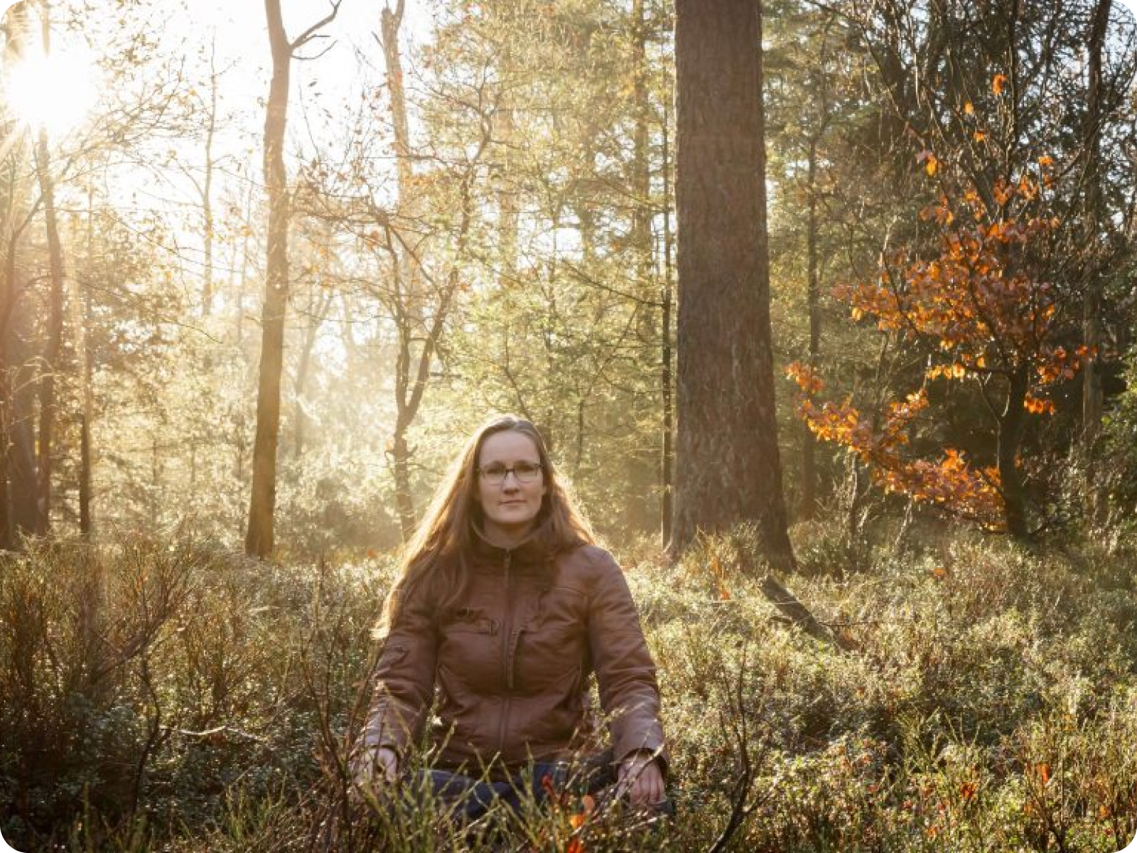 Vrouw doet yoga in de natuur rondom Apeldoorn