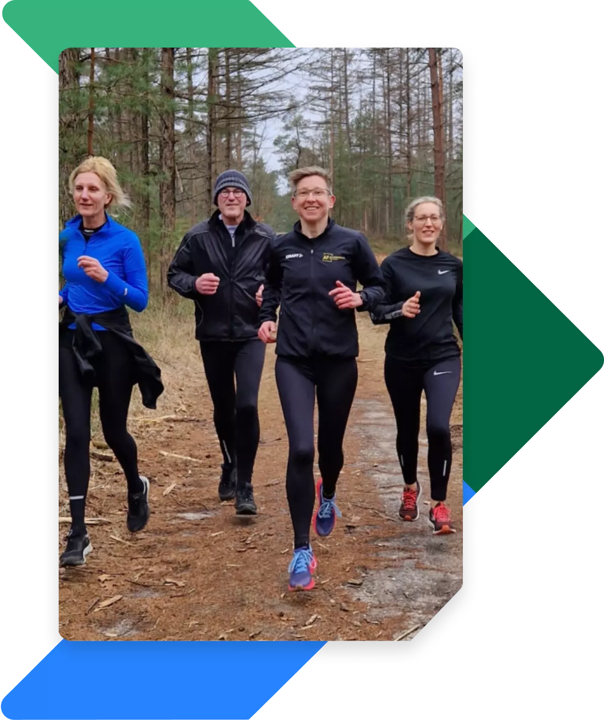 Groep mensen loopt hard in de bossen bij Apeldoorn