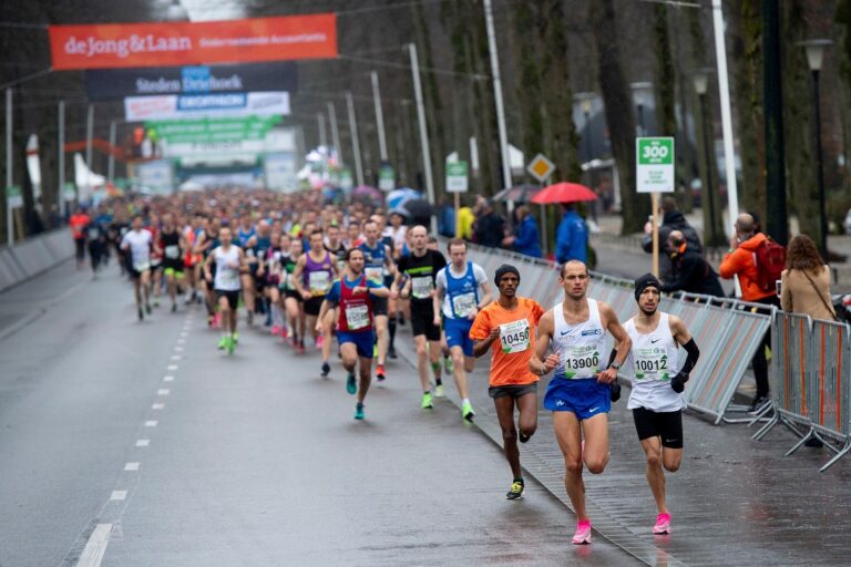 Hardlopers bij de Midwinter Marathon in Apeldoorn