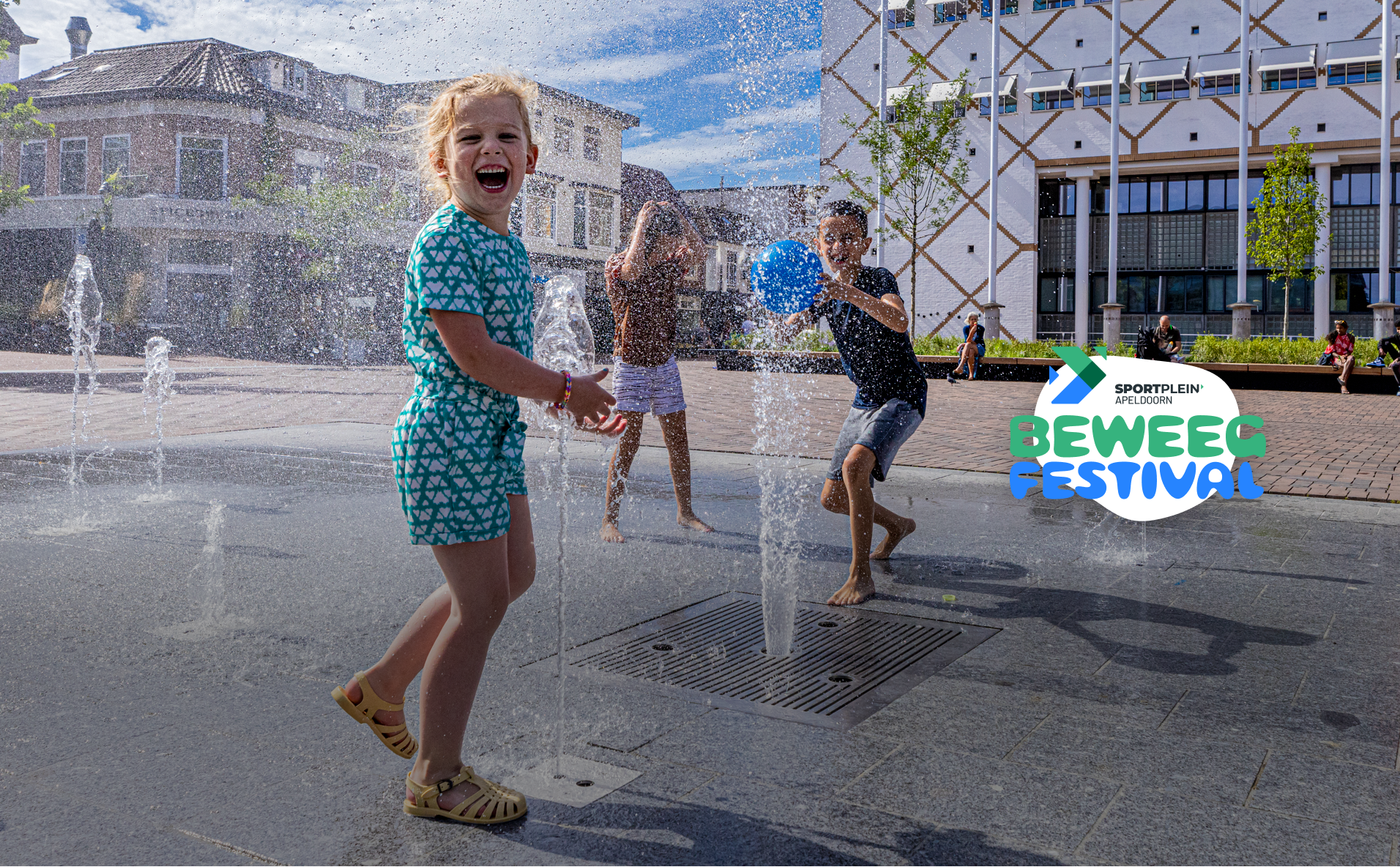 Kinderen spelen tijdens het beweegfestival in fontein op het marktplein in Apeldoorn