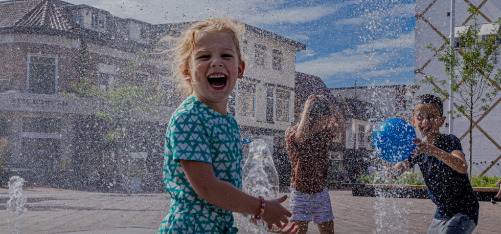 Kinderen spelen op het marktplein