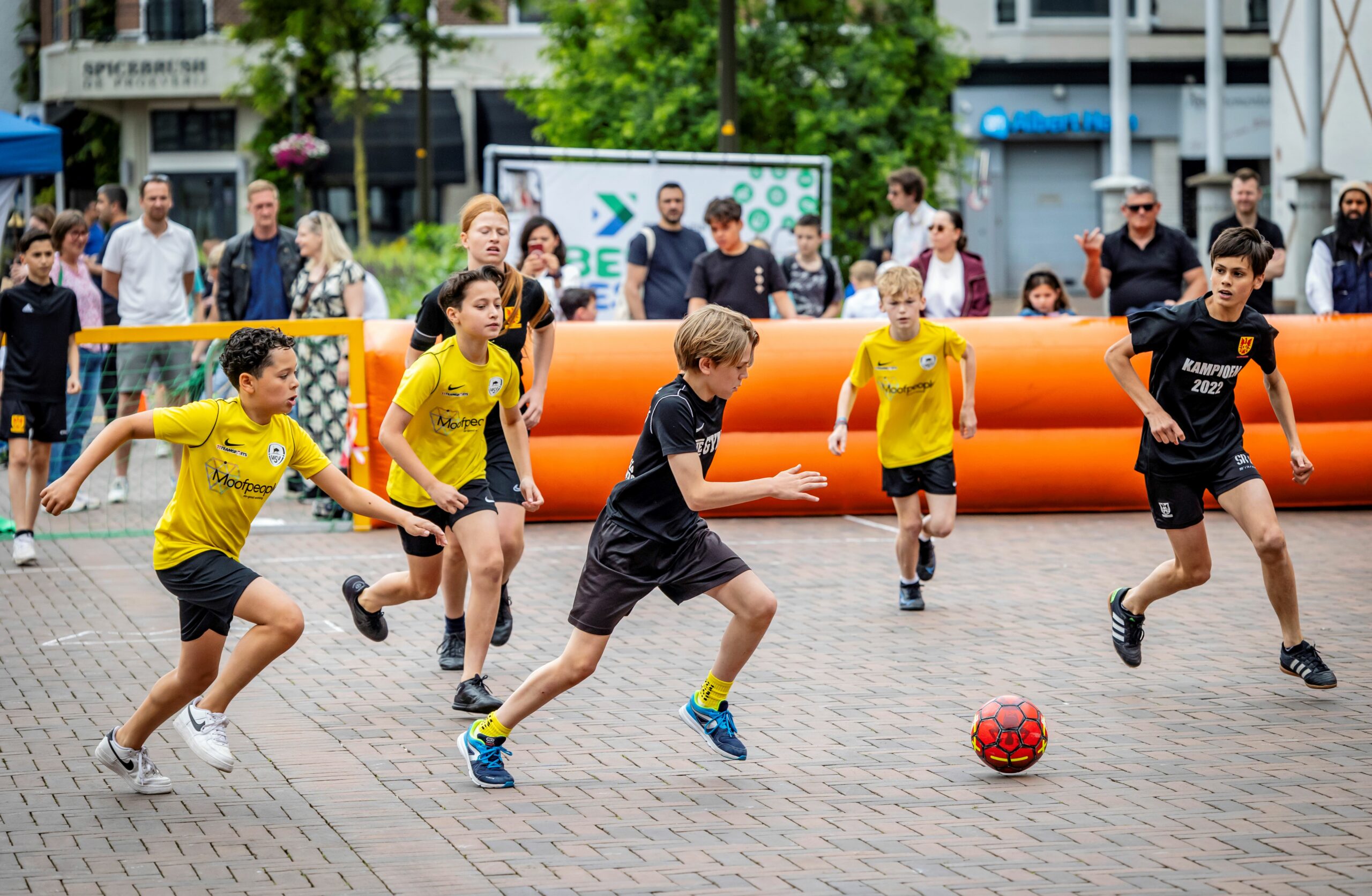 Kinderen voetballen op straat in Apeldoorn