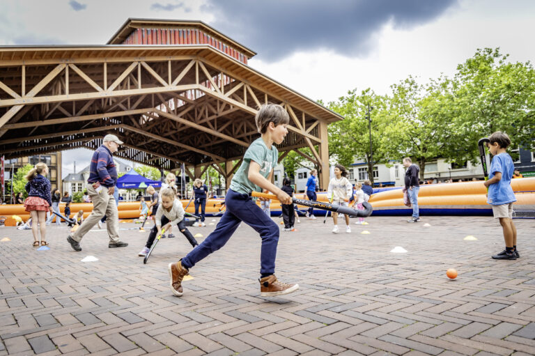 Apeldoornse Sportweek 2026: kinderen spelen op het Marktplein tijdens het Beweegfestival 2025